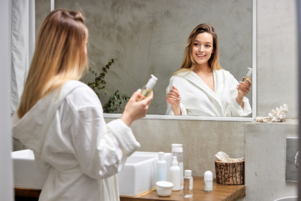 Obdélníkové ložnicové zrcadlo bílý rám 80x60 cm