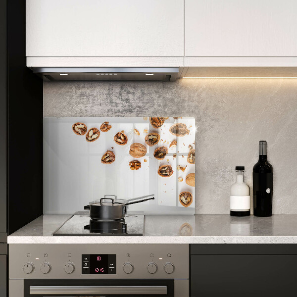 Skleněná deska za sporák Ořechy na bílém pozadí