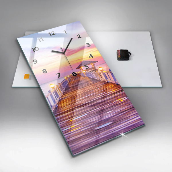 Vertikální skleněné hodiny Most v přístavu večer