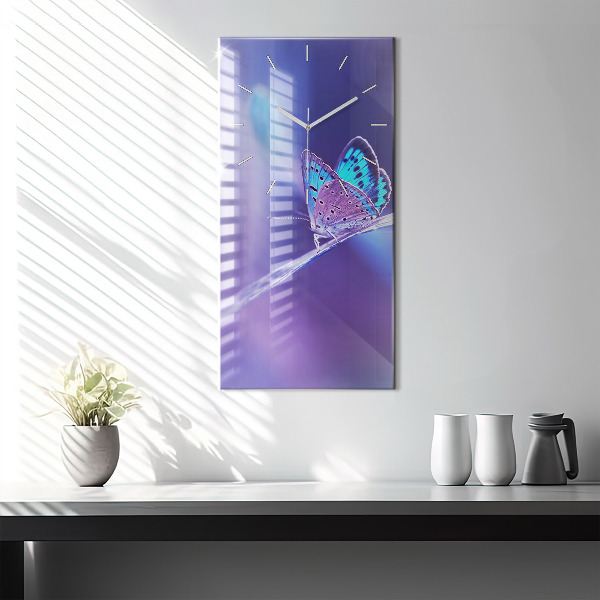 Vertikální skleněné hodiny Motýl na trávě