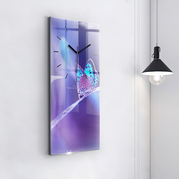 Vertikální skleněné hodiny Motýl na trávě