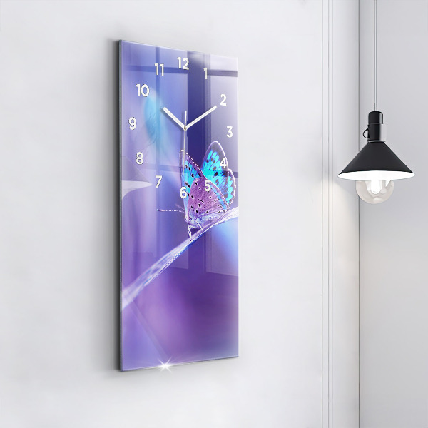 Vertikální skleněné hodiny Motýl na trávě