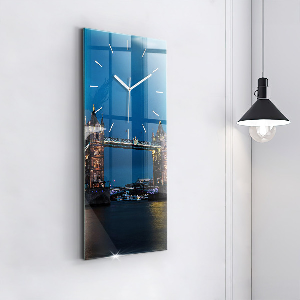 Vertikální nástěnné hodiny Tower Bridge Londýn v noci