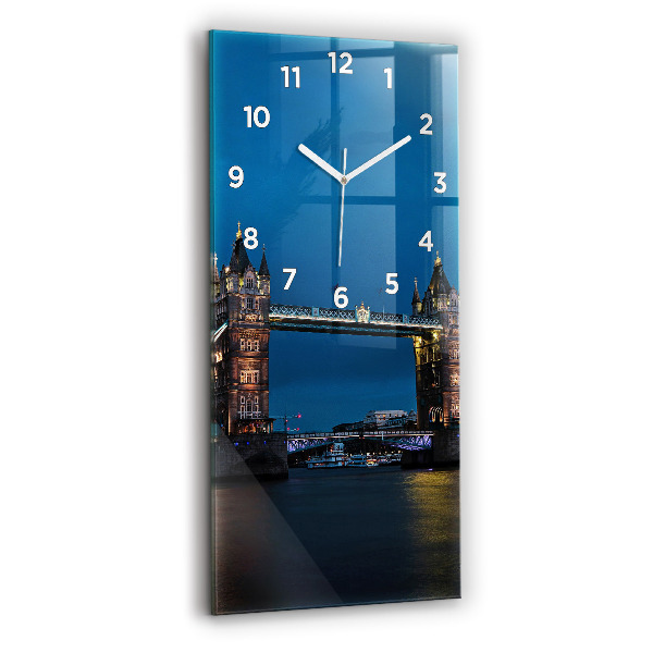 Vertikální nástěnné hodiny Tower Bridge Londýn v noci
