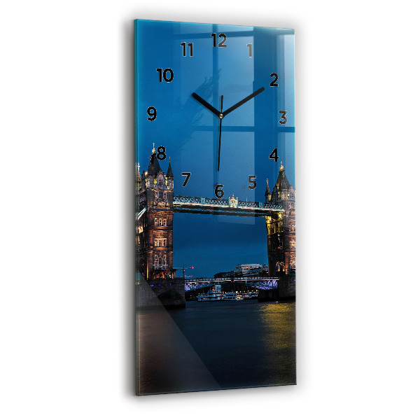 Vertikální nástěnné hodiny Tower Bridge Londýn v noci
