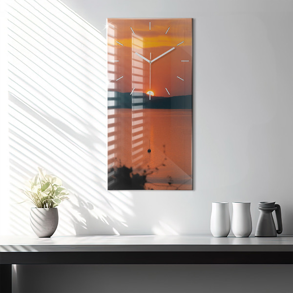 Vertikální nástěnné hodiny Balaton ve večerních hodinách