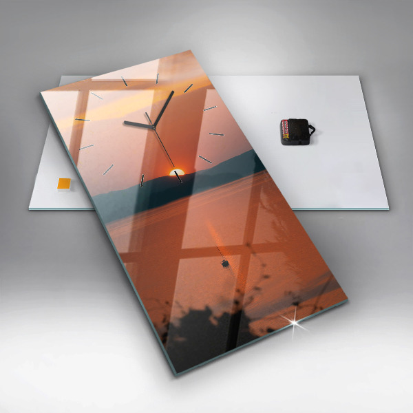 Vertikální nástěnné hodiny Balaton ve večerních hodinách