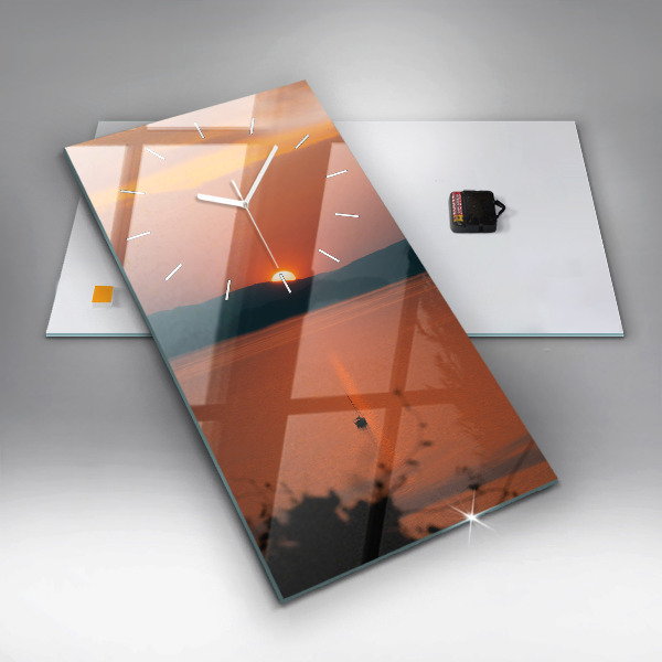 Vertikální nástěnné hodiny Balaton ve večerních hodinách