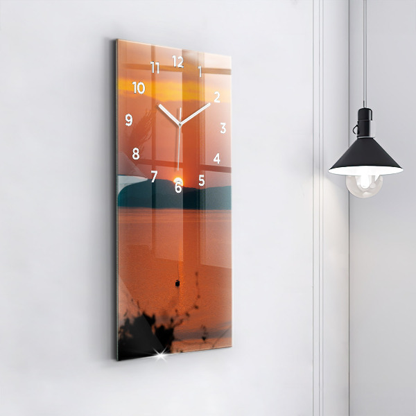 Vertikální nástěnné hodiny Balaton ve večerních hodinách
