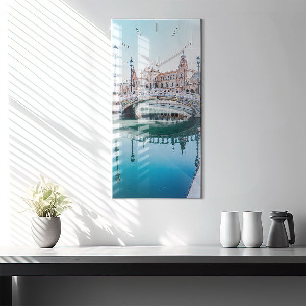 Vertikální nástěnné hodiny Španělské náměstí v Seville