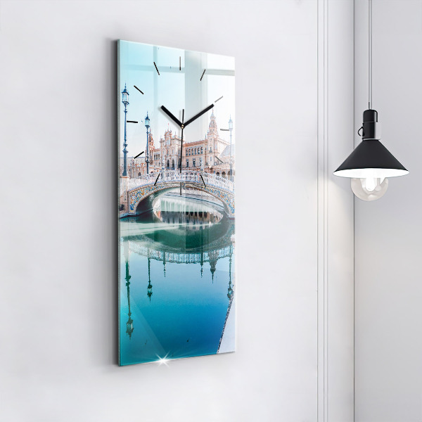 Vertikální nástěnné hodiny Španělské náměstí v Seville