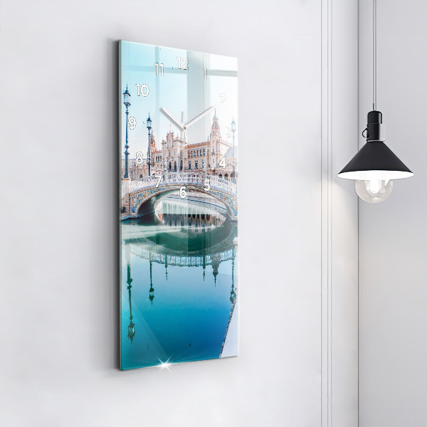 Vertikální nástěnné hodiny Španělské náměstí v Seville