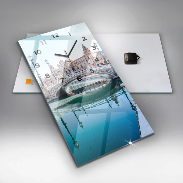 Vertikální nástěnné hodiny Španělské náměstí v Seville