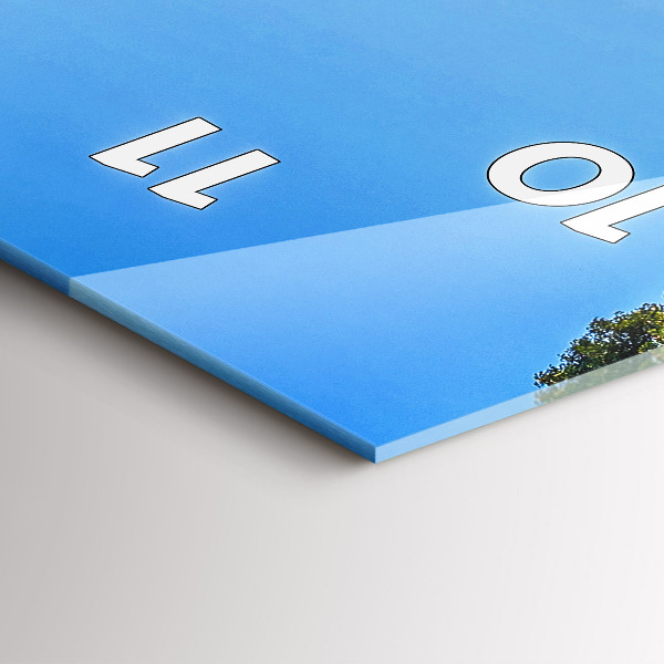 Vertikální skleněné hodiny Park Surat Thani v Thajsku