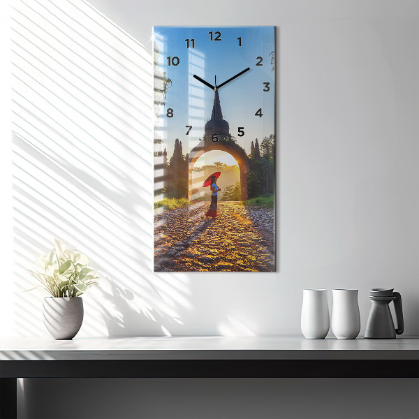 Vertikální skleněné hodiny Park Surat Thani v Thajsku