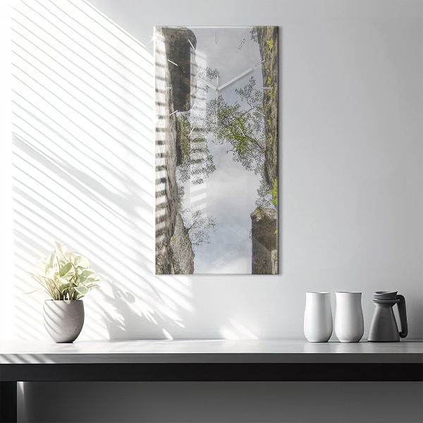 Vertikální skleněné hodiny Skalní město v České republice