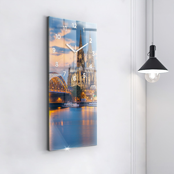 Vertikální skleněné hodiny Pohled na radnici