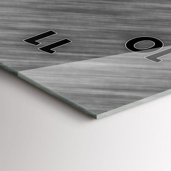 Vertikální skleněné hodiny Kovová stěna