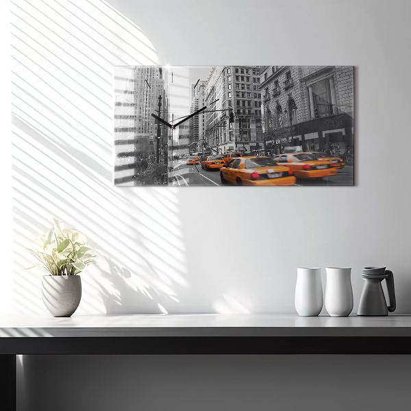 Horizontální hodiny na skle Manhattan a taxíky