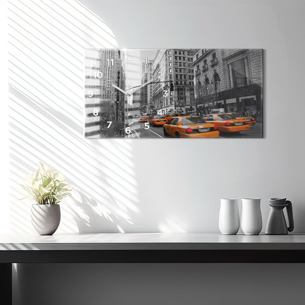 Horizontální hodiny na skle Manhattan a taxíky