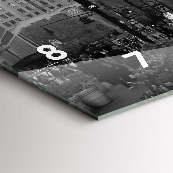 Horizontální hodiny na skle Manhattan a taxíky