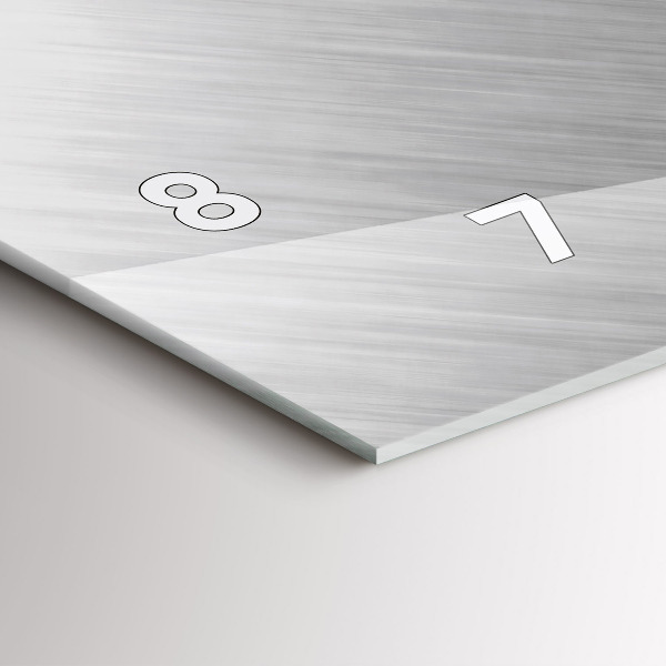 Horizontální hodiny na skle Kovová zeď