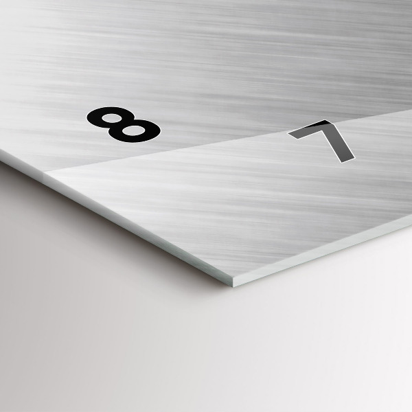 Horizontální hodiny na skle Kovová zeď