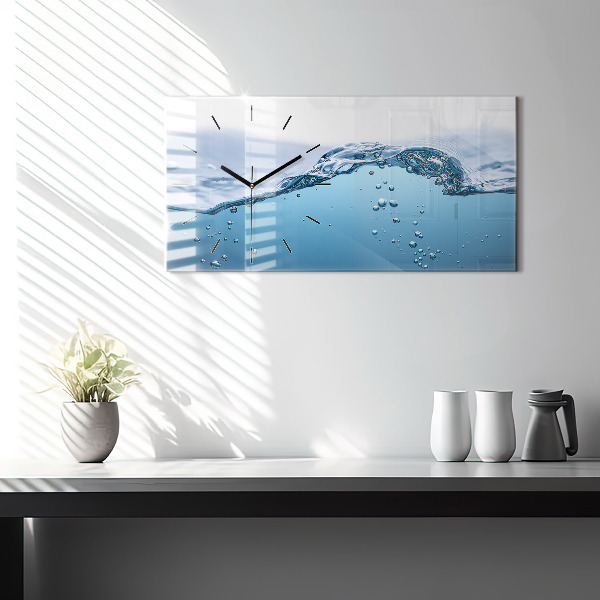 Horizontální skleněné hodiny na stěnu Záběr vody zblízka