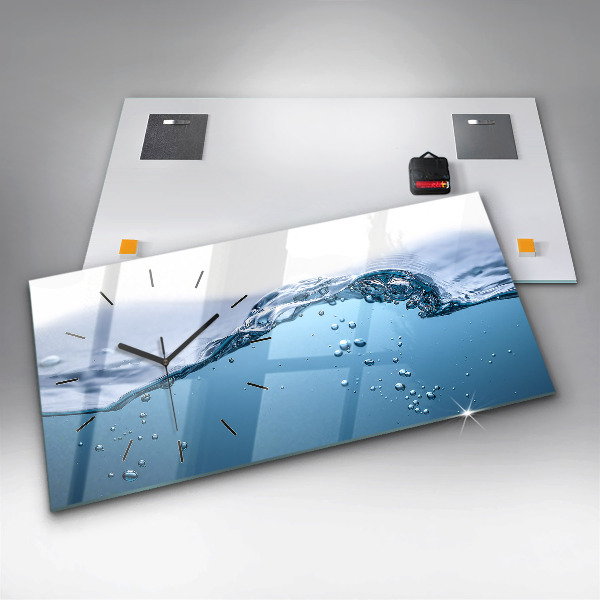 Horizontální skleněné hodiny na stěnu Záběr vody zblízka