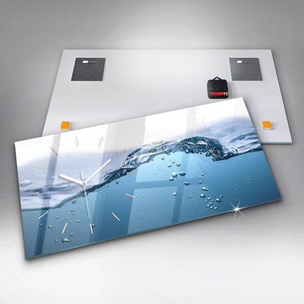 Horizontální skleněné hodiny na stěnu Záběr vody zblízka