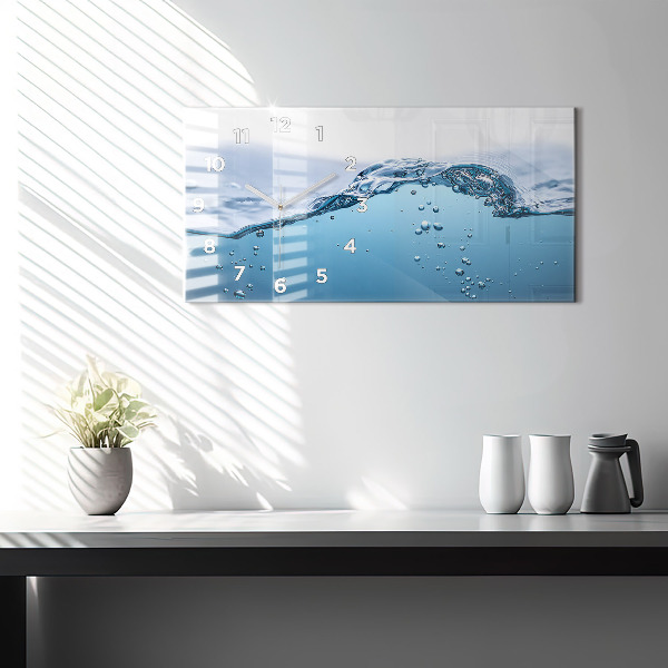 Horizontální skleněné hodiny na stěnu Záběr vody zblízka