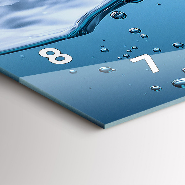 Horizontální skleněné hodiny na stěnu Záběr vody zblízka