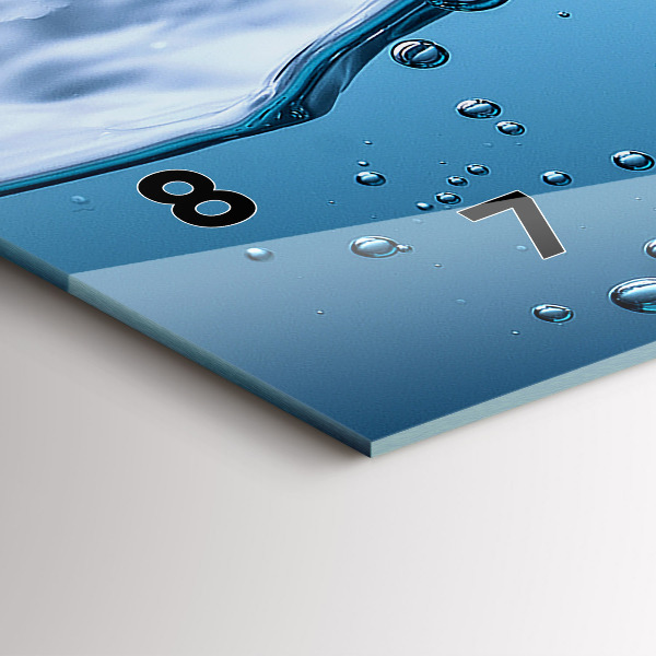 Horizontální skleněné hodiny na stěnu Záběr vody zblízka