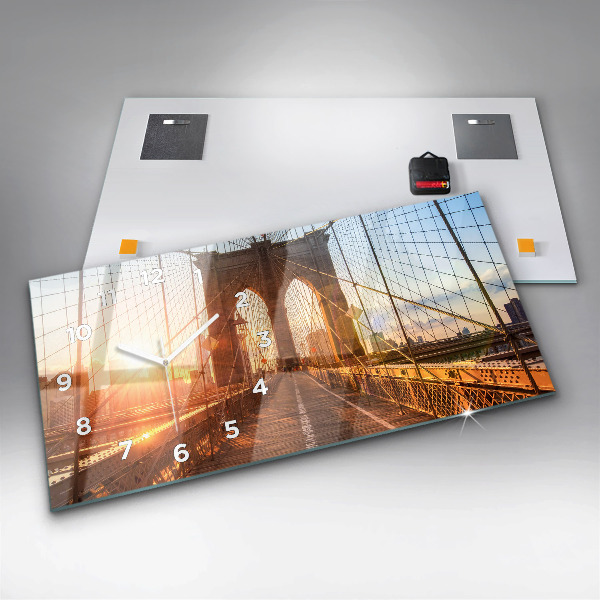 Horizontální hodiny na skle Brooklynský most v New Yorku