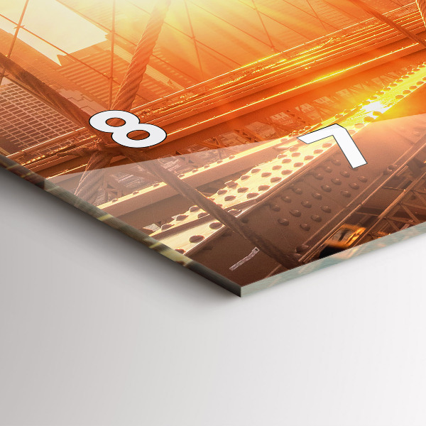 Horizontální hodiny na skle Brooklynský most v New Yorku