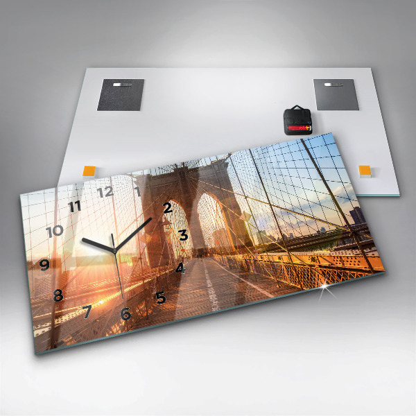 Horizontální hodiny na skle Brooklynský most v New Yorku