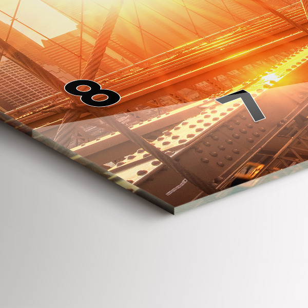 Horizontální hodiny na skle Brooklynský most v New Yorku