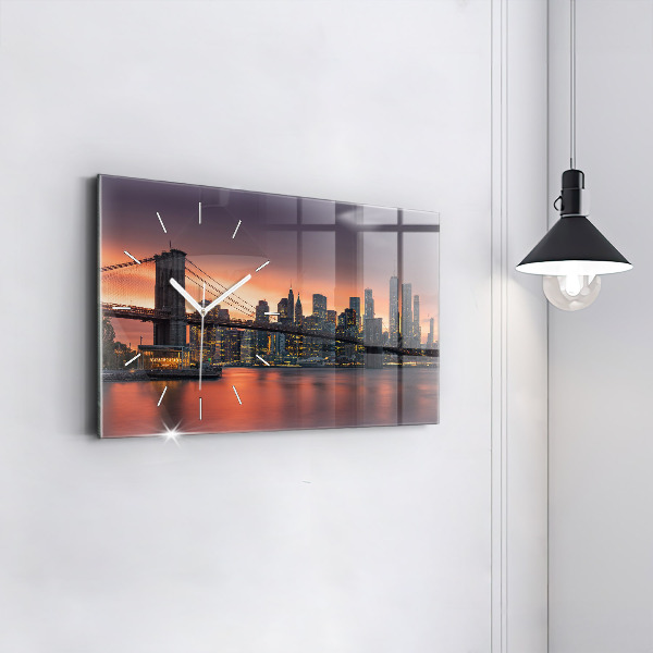 Horizontální hodiny na skle Východní řeka v New Yorku