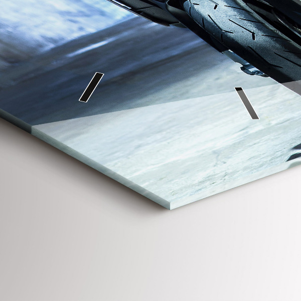 Horizontální hodiny na skle Motorka v uličce