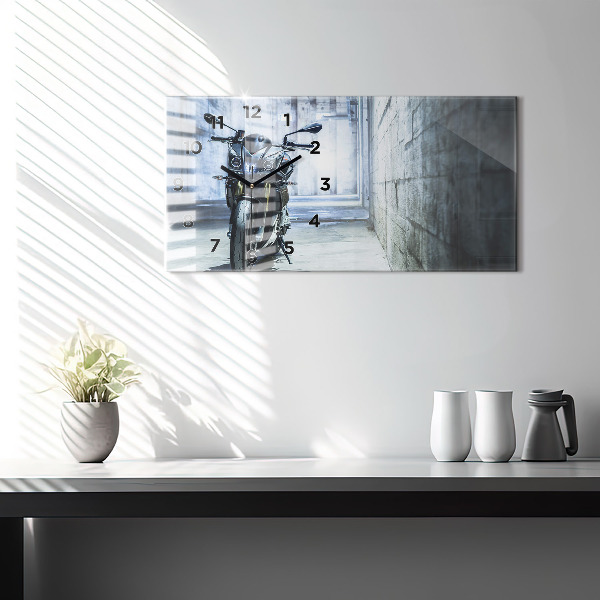Horizontální hodiny na skle Motorka v uličce