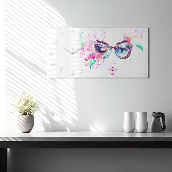 Horizontální hodiny na skle Tváře ženy s brýlemi