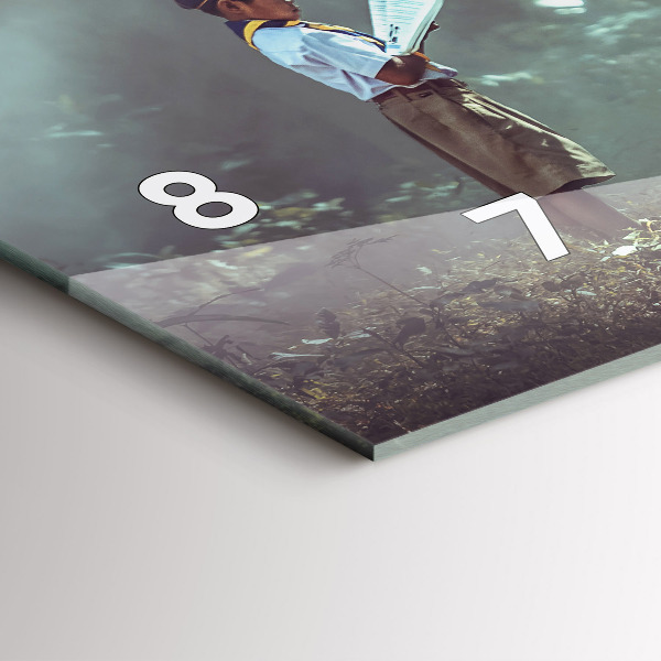 Horizontální skleněné hodiny na stěnu Chlapec si čte knihu