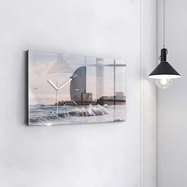 Horizontální skleněné hodiny na stěnu Surfař v Barceloně