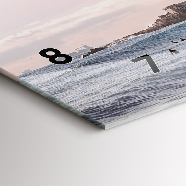 Horizontální skleněné hodiny na stěnu Surfař v Barceloně