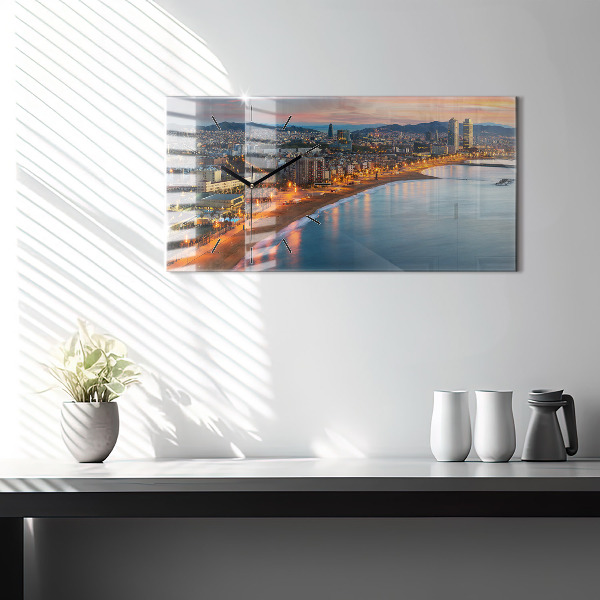 Horizontální hodiny na skle Pláž v Barceloně