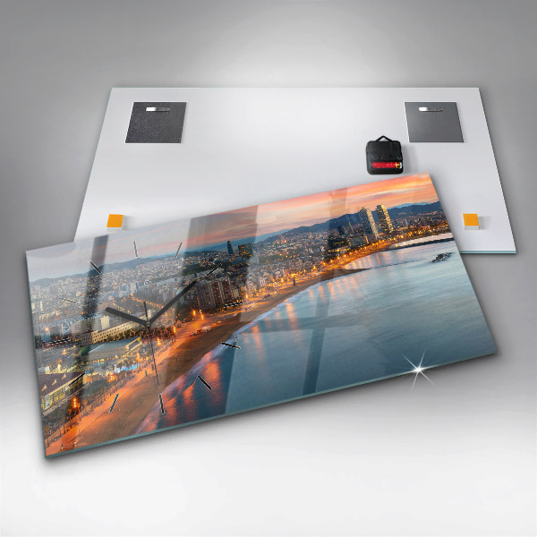 Horizontální hodiny na skle Pláž v Barceloně