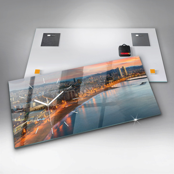 Horizontální hodiny na skle Pláž v Barceloně