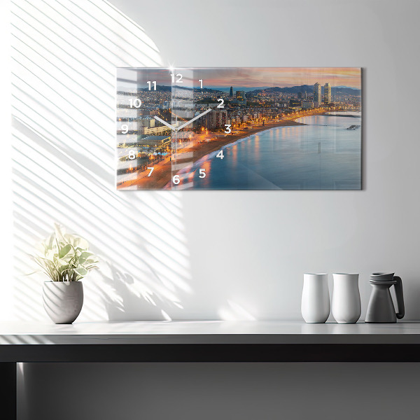 Horizontální hodiny na skle Pláž v Barceloně