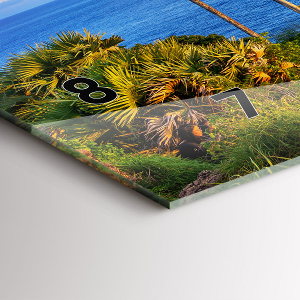 Horizontální hodiny na skle Phuket v Thajsku