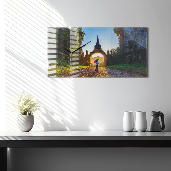 Horizontální hodiny na skle Park Surat Thani v Thajsku